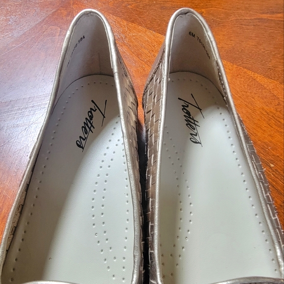 Gold Leather Trotters BNWOT - Picture 3 of 6